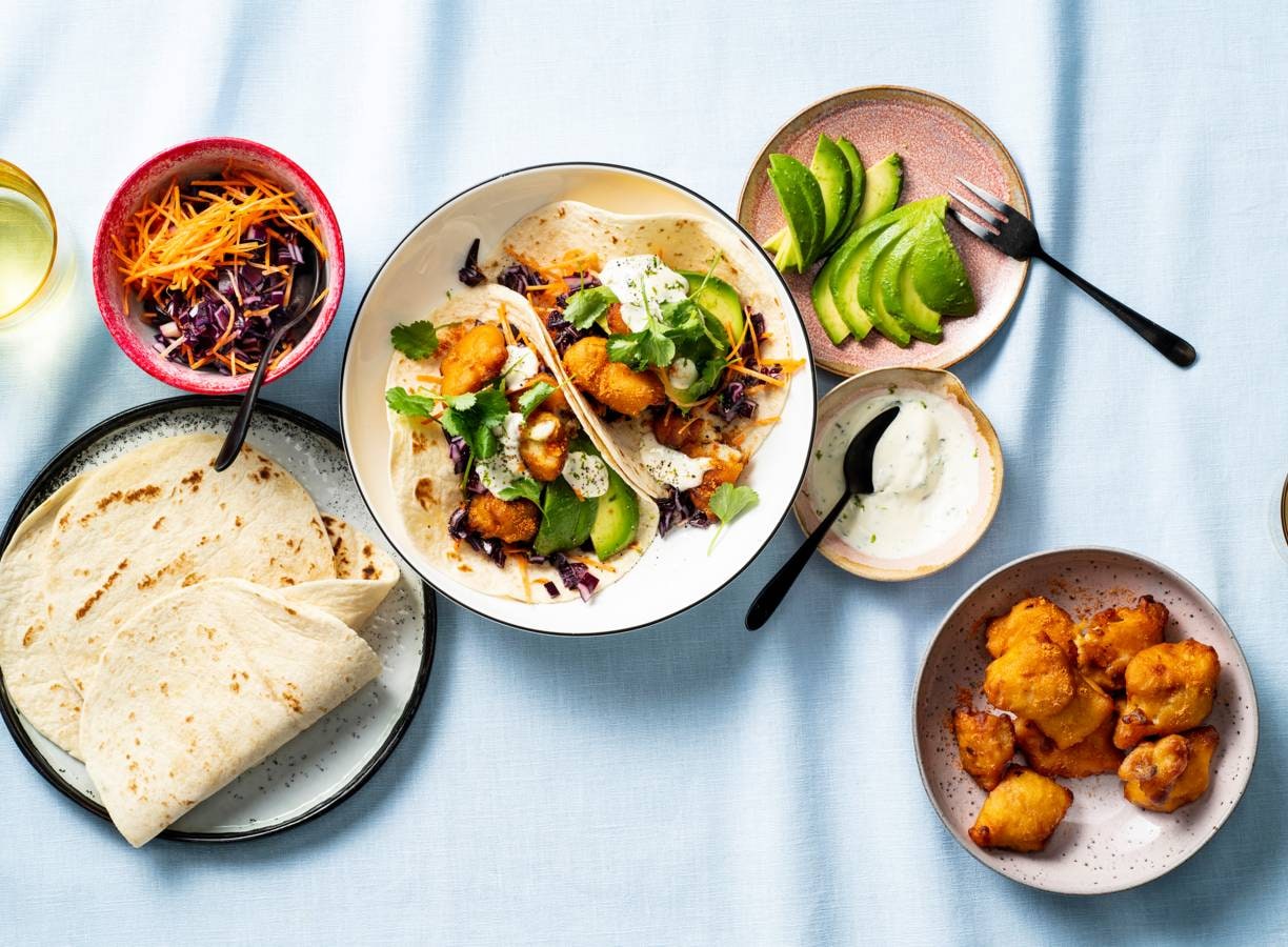 Taco’s met kibbeling, rodekool & alliolidressing