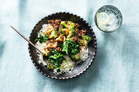Tofu roerbak met broccoli, champignons & sojasaus