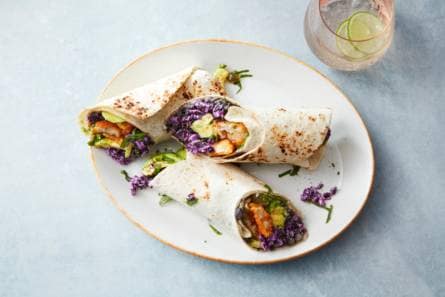 Tortilla met koolsalade, bonen & vissticks
