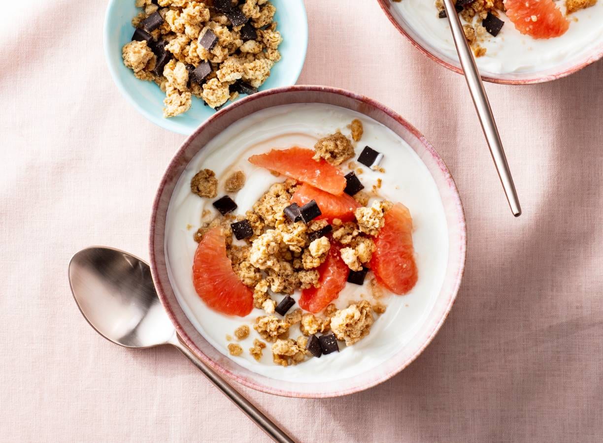 Yoghurt met chocolade krokante muesli & grapefruit