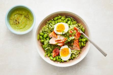 Brocollirijstbowl met zalm en avocadosaus