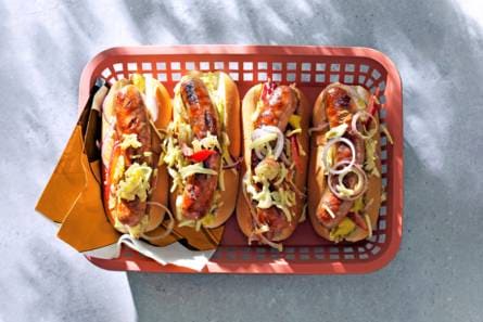 Broodje BBQ-braadworst met koolsla