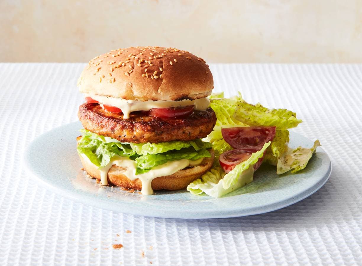 Broodje kipburger met sla, tomaat & caesardressing