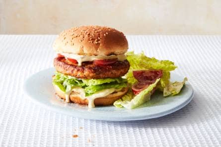 Broodje kipburger met sla, tomaat & caesardressing