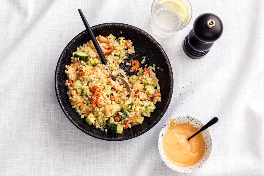 Parelcouscoussalade met broccoli en rivierkreeftjes