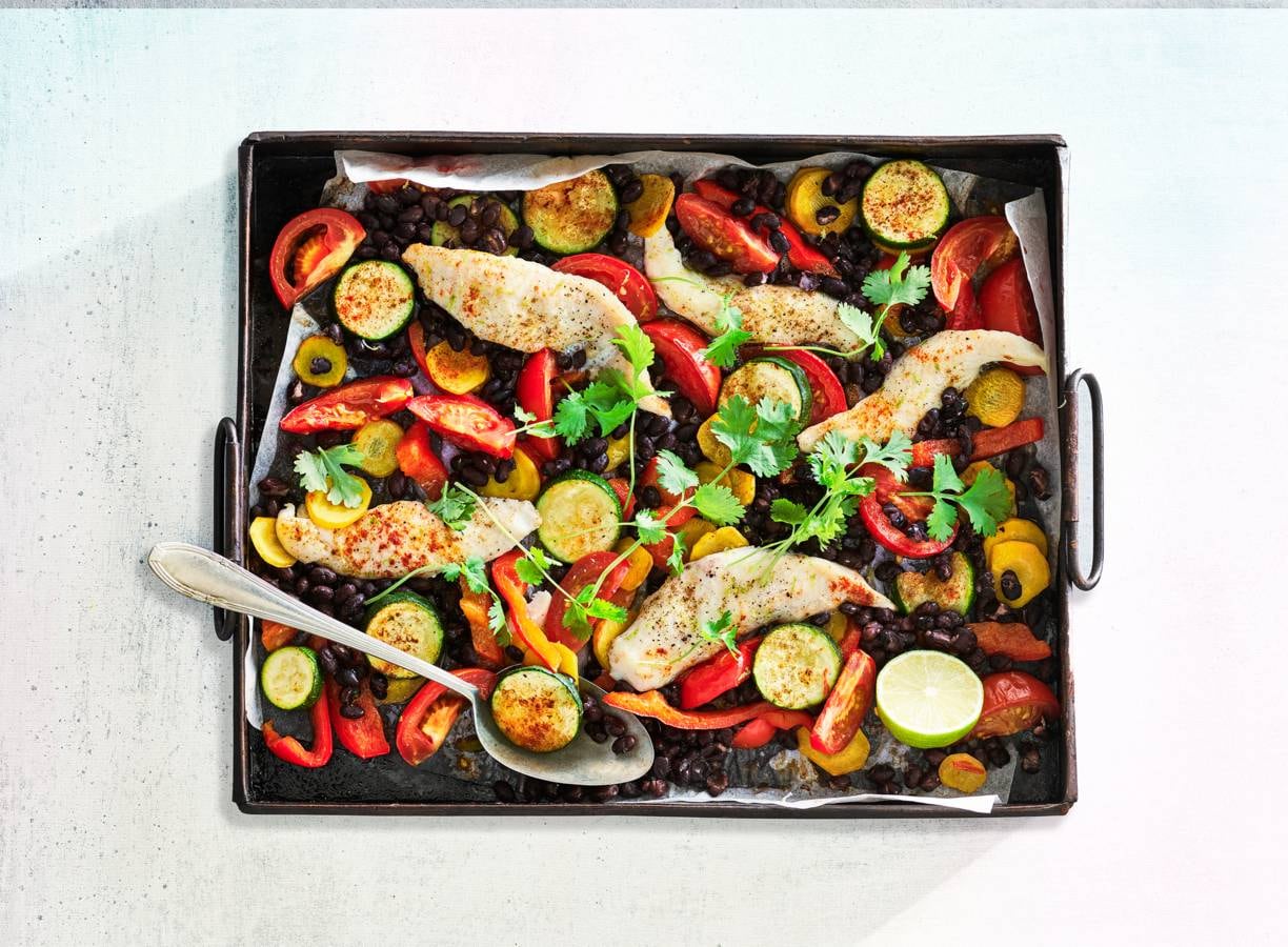 Mexicaanse traybake met witvis & zwarte bonen