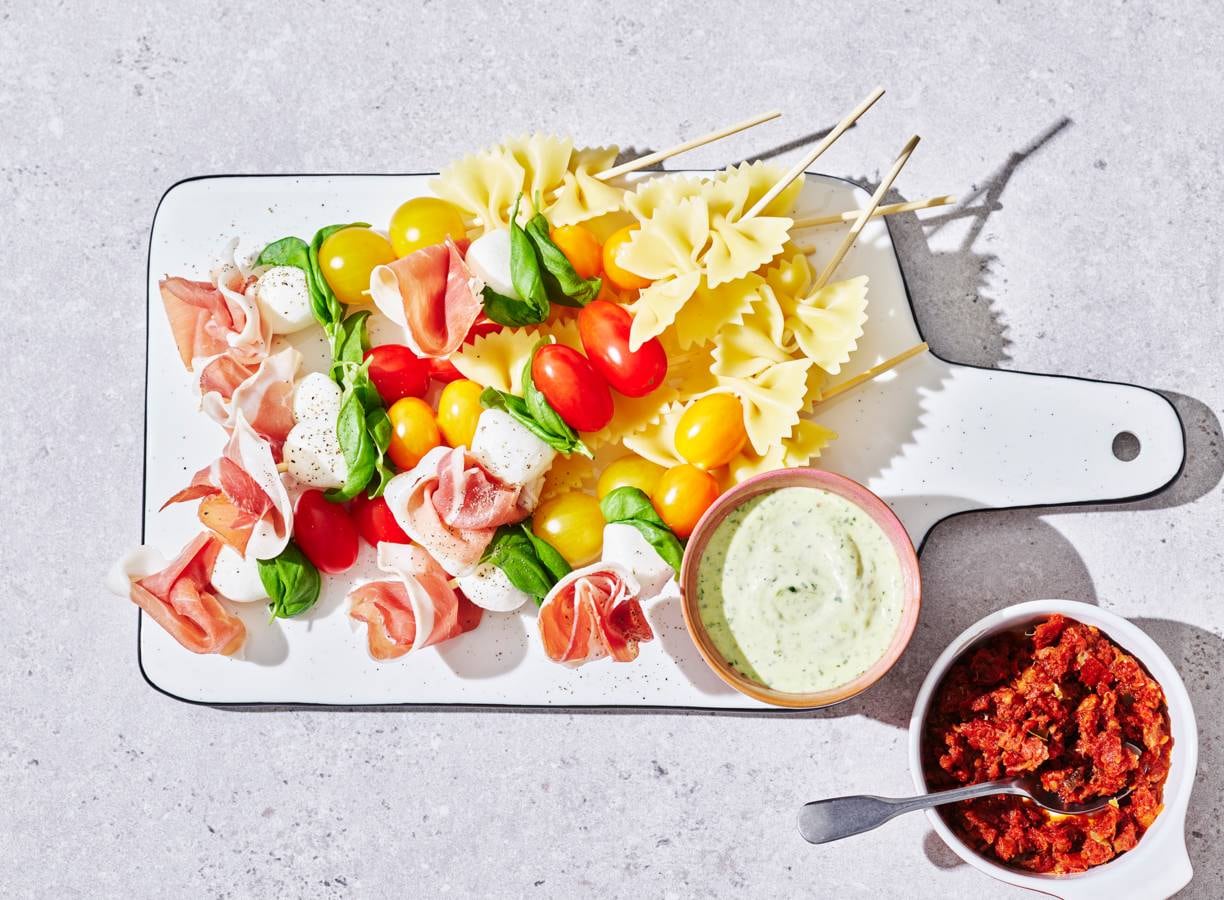 Pastasalade op een stokje
