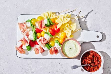Pastasalade op een stokje