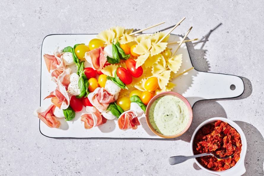 Pastasalade op een stokje Recept Allerhande Albert Heijn Barbecue pastasalade Recept Allerhande Albert Heijn