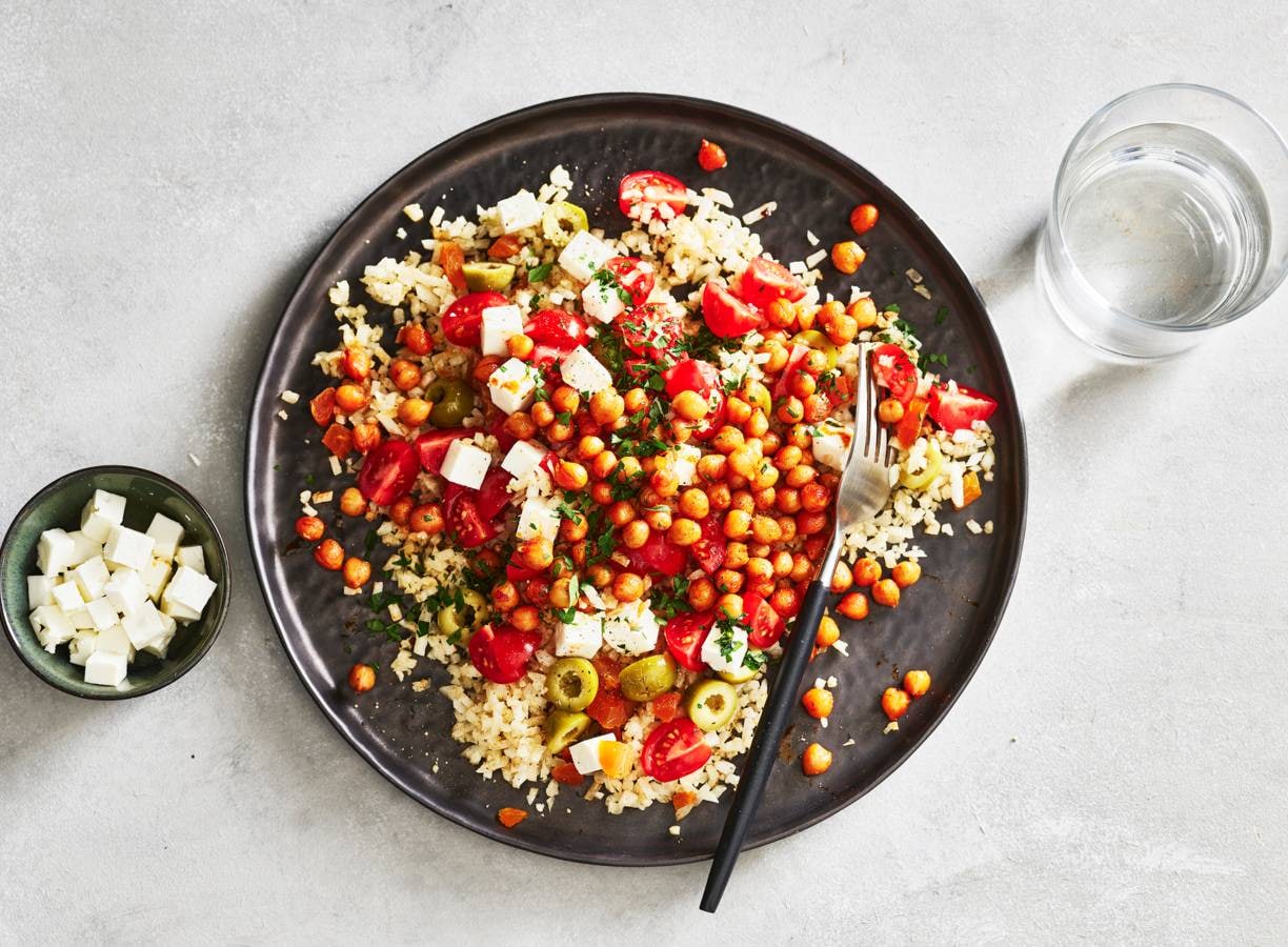 Bloemkoolcouscous met gebakken harissa-kikkererwten & feta