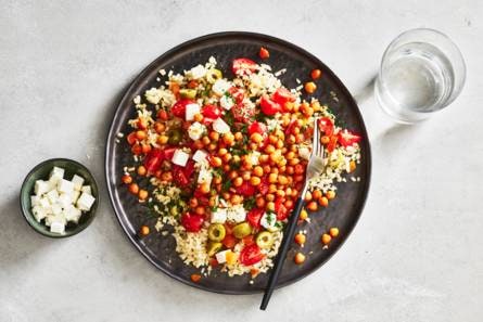 Bloemkoolcouscous met gebakken harissa-kikkererwten & feta
