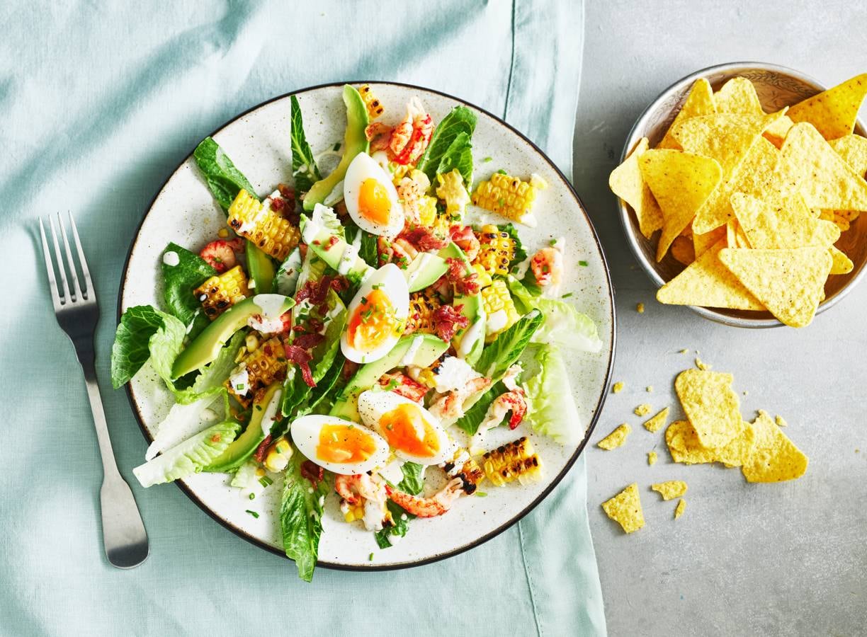 Gegrilde-maissalade met rivierkreeftjes & gekookt ei