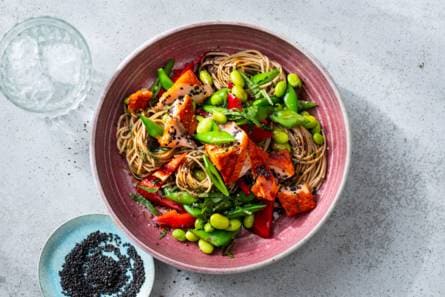 Lauwwarme soba noedels met sugarsnaps, paprika & zalm