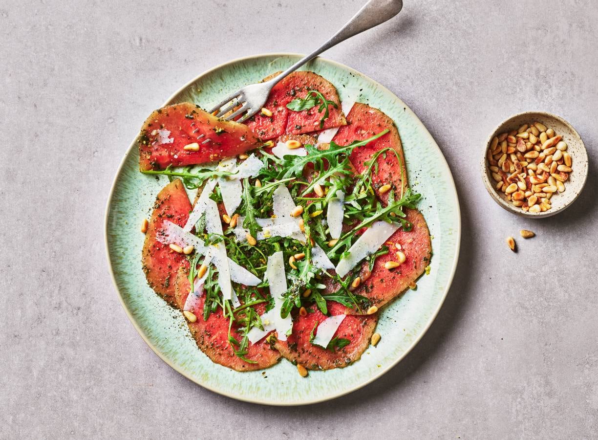 Carpaccio van watermeloen met pijnboompitjes en Parmezaan