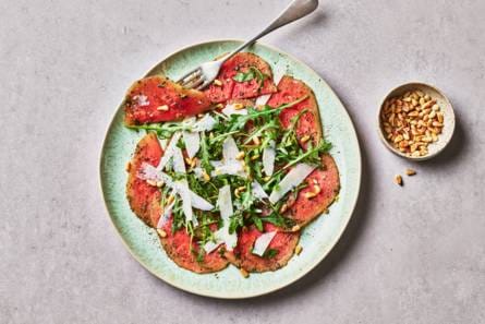Carpaccio van watermeloen met pijnboompitjes en Parmezaan