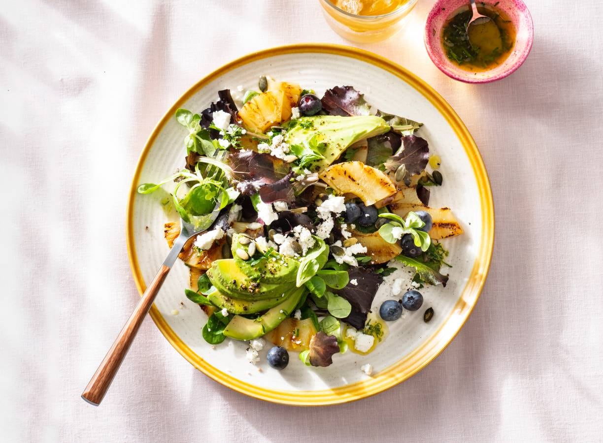 Gegrilde ananassalade met avocado, geitenkaas en limoendressing