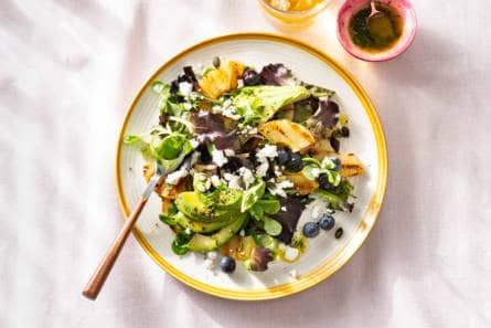 Gegrilde ananassalade met avocado, geitenkaas en limoendressing (advertorial)