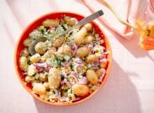 Deze zomerse aardappelsalade met krieltjes en komkommer is perfect voor bij de barbecue.