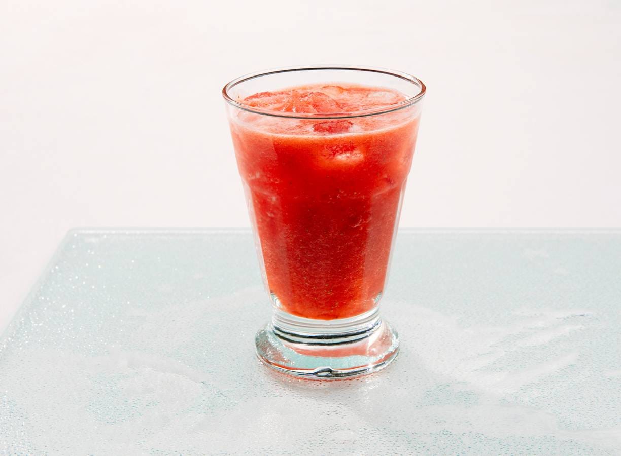 Limonade van aardbeien en vlierbloesemsiroop