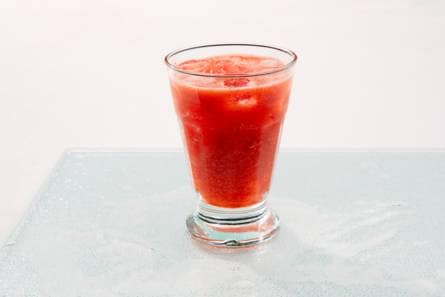 Limonade van aardbeien en vlierbloesemsiroop