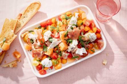 Meloensalade met rauwe ham, munt en geroosterd brood