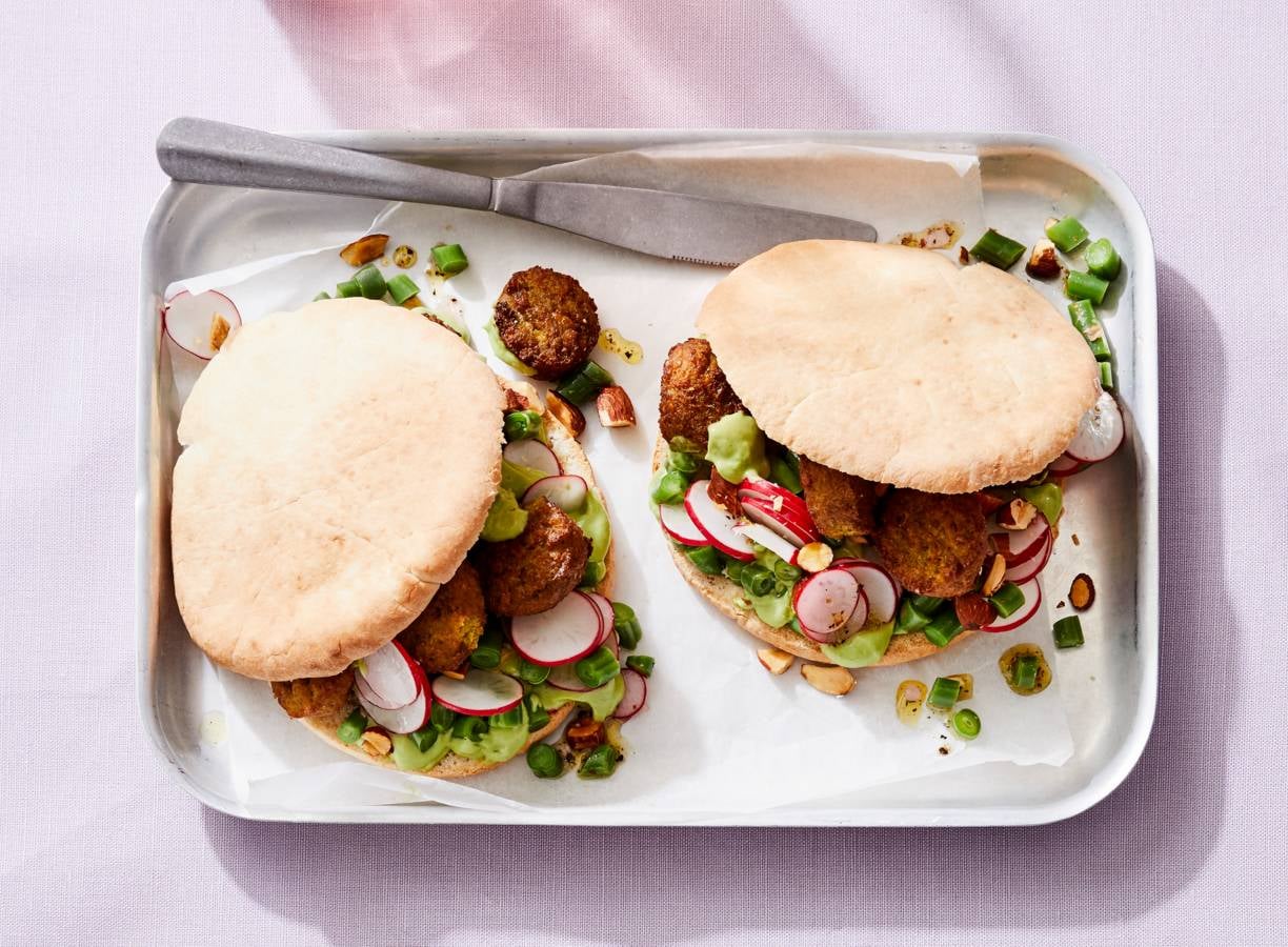 Pita falafel met avocado-yoghurtsaus