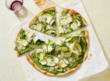 Een makkelijkere pizza dan deze is er niet: met slechts 5 ingrediënten en in 10 minuten klaar!