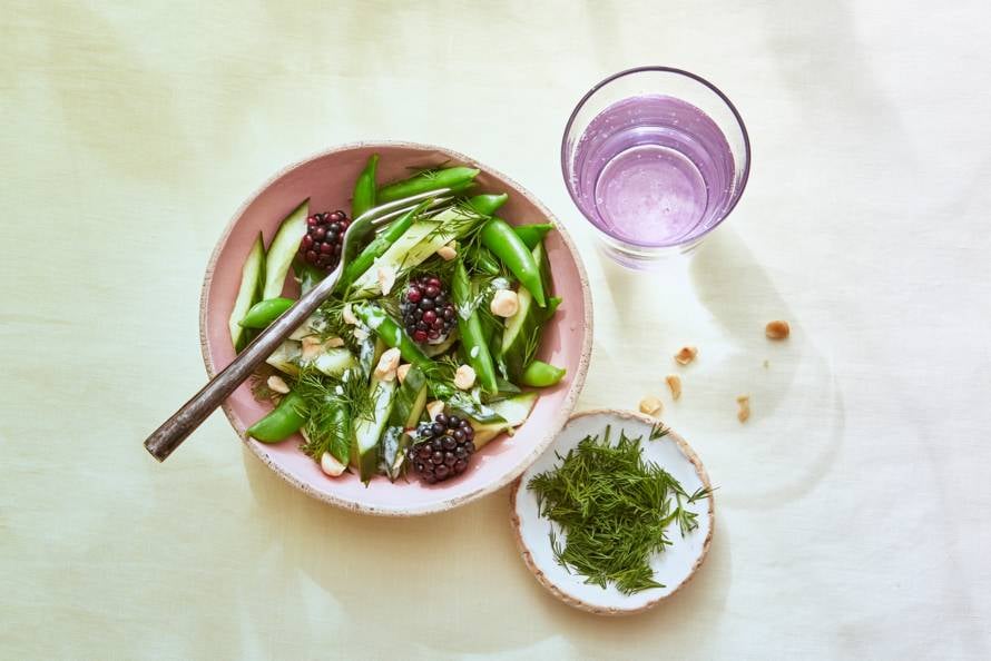 Salade met sugarsnaps en bramen