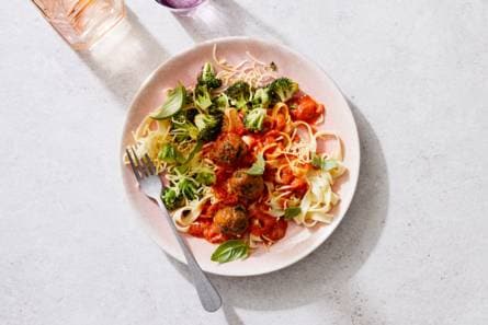 Tagliatelle met gehaktballetjes in tomatensaus en geroosterde broccoli