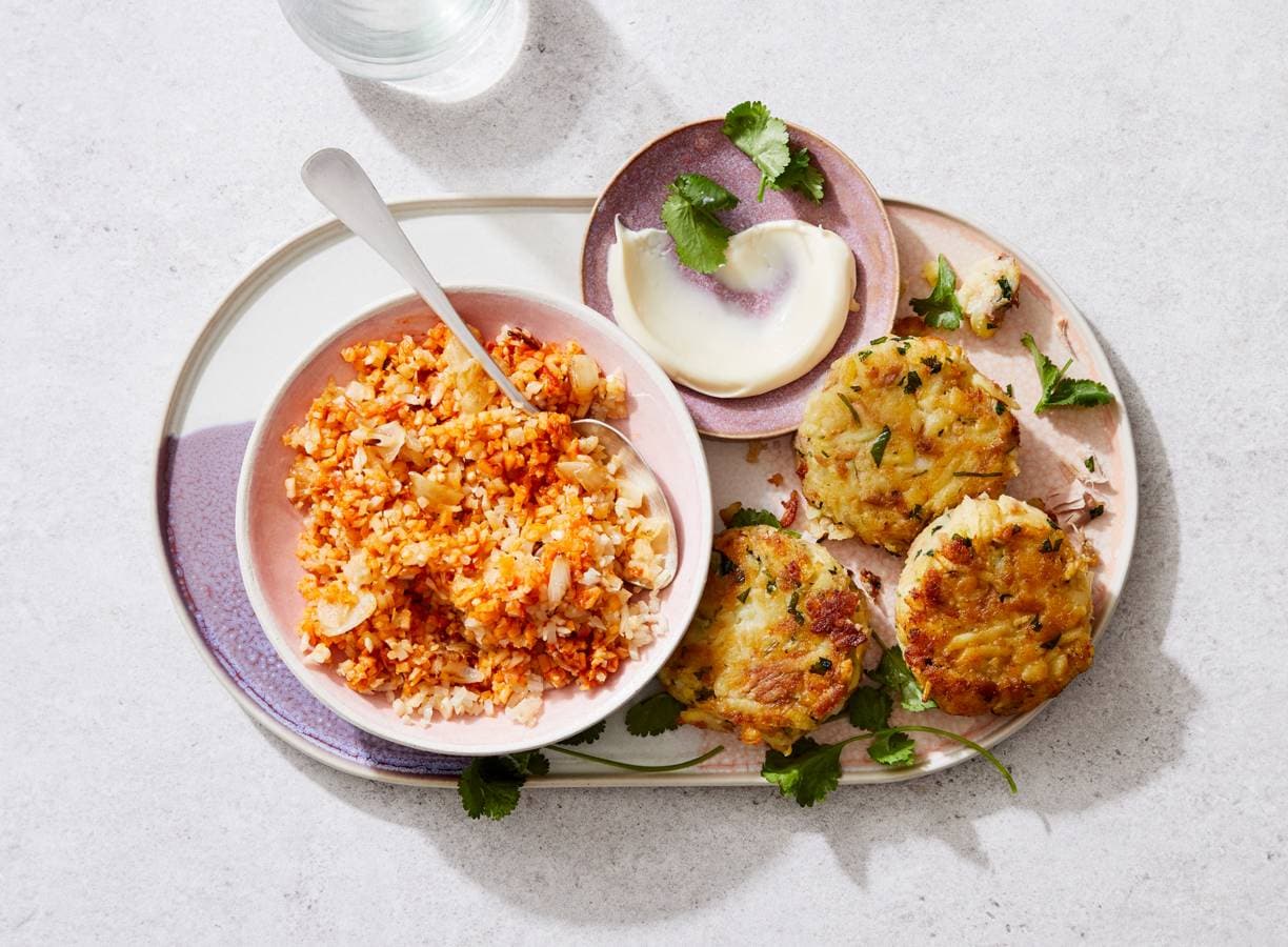 Visburgers met aardappel, bloemkool en harissa