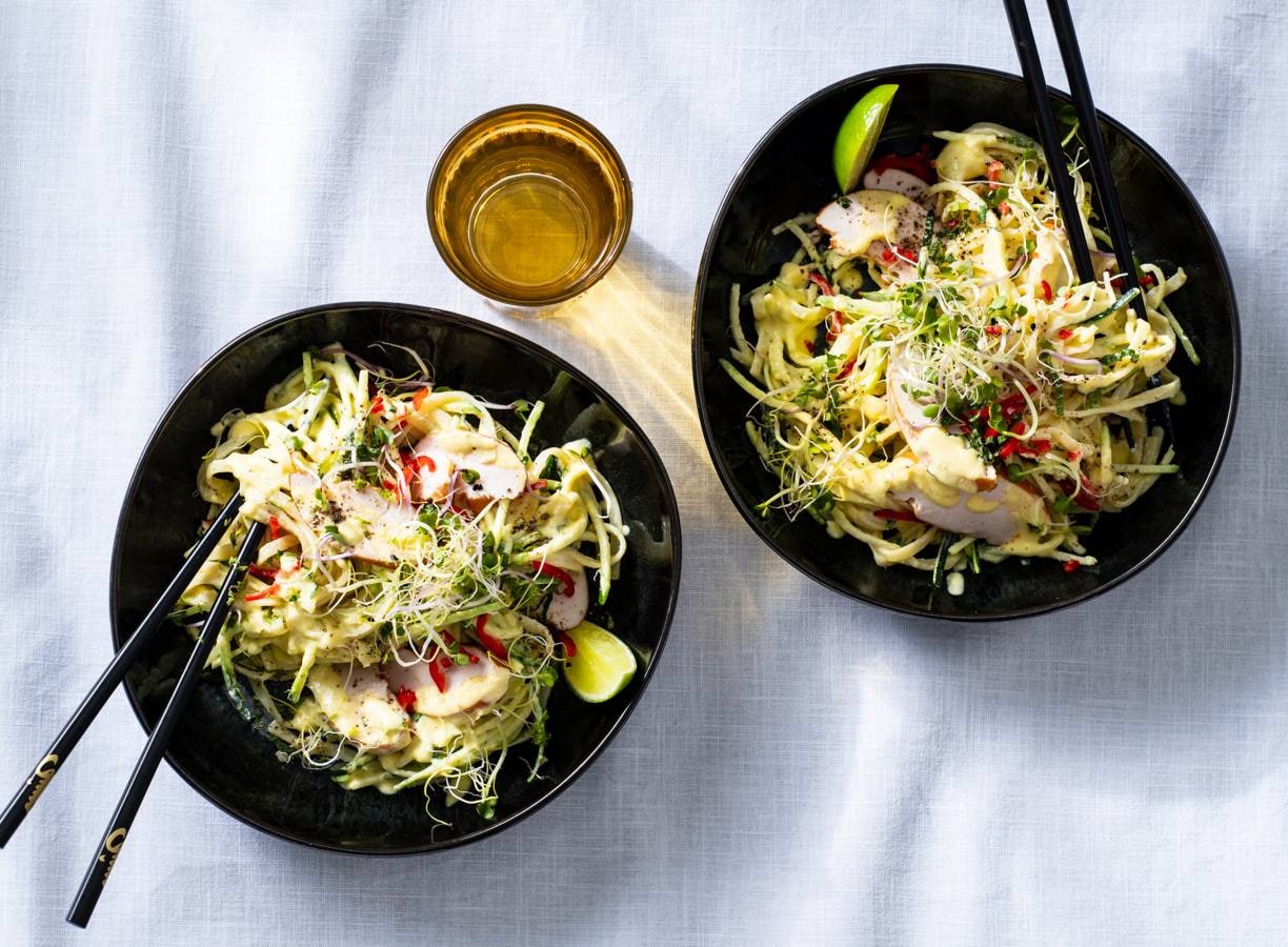 Pittige noedelsalade met mangodressing