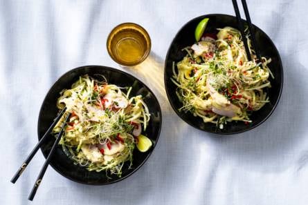 Pittige noedelsalade met mangodressing