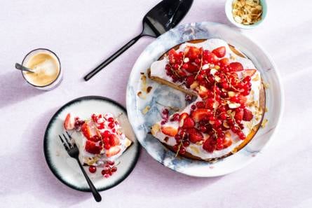 Amandelcake met aardbeienkwark en vers fruit (advertorial)