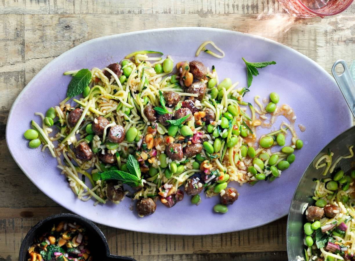 Courgettesalade met balletjes & limoen-pindadressing