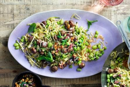 Courgettesalade met balletjes & limoen-pindadressing