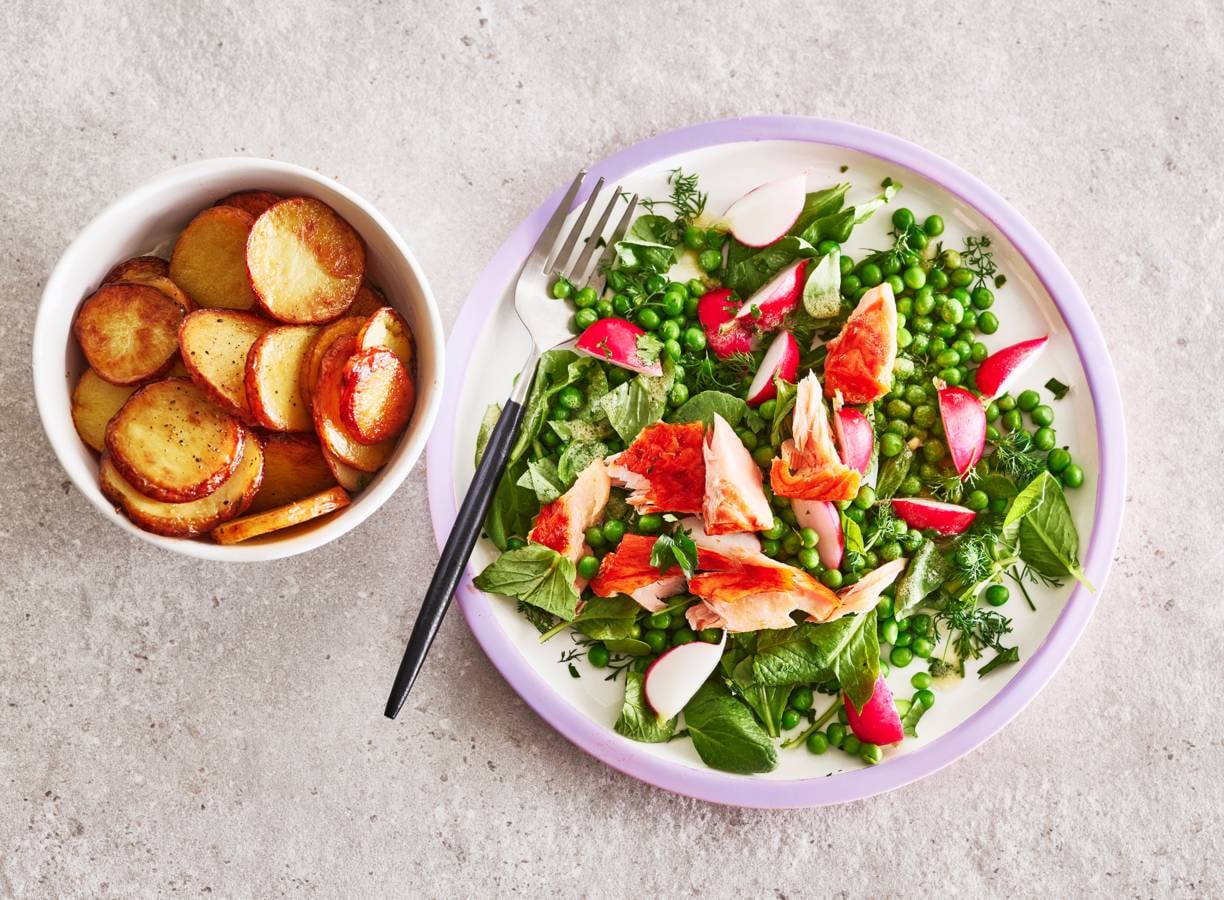 Doperwtensalade met gerookte zalm en gebakken aardappelschijfjes