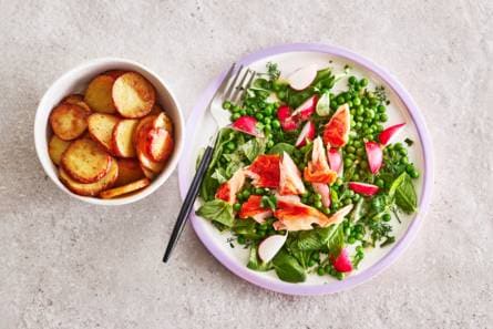 Doperwtensalade met gerookte zalm en gebakken aardappelschijfjes