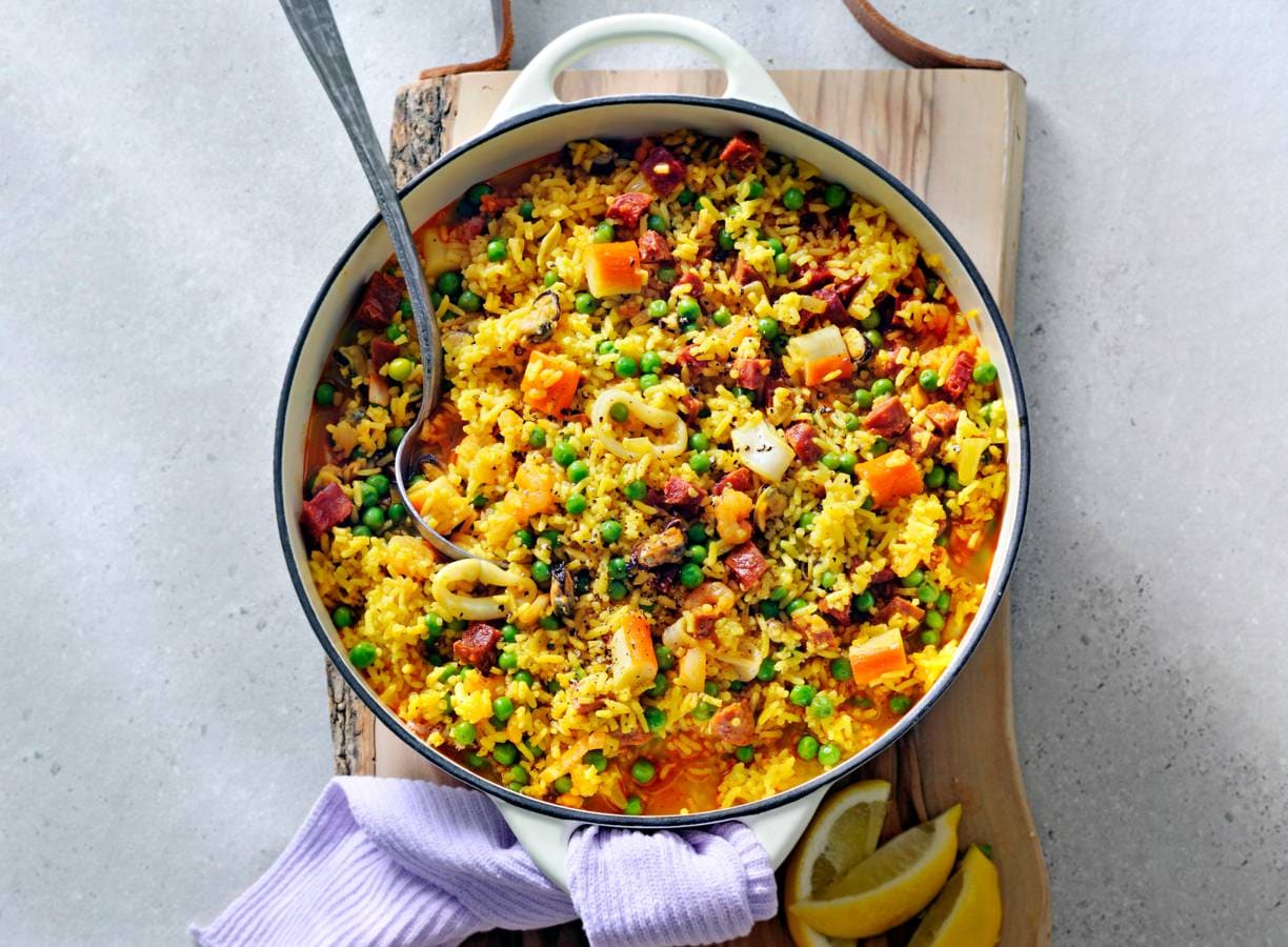 Eenpans paella met chorizo en zeevruchten