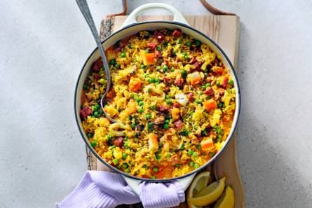Eenpans paella met chorizo en zeevruchten