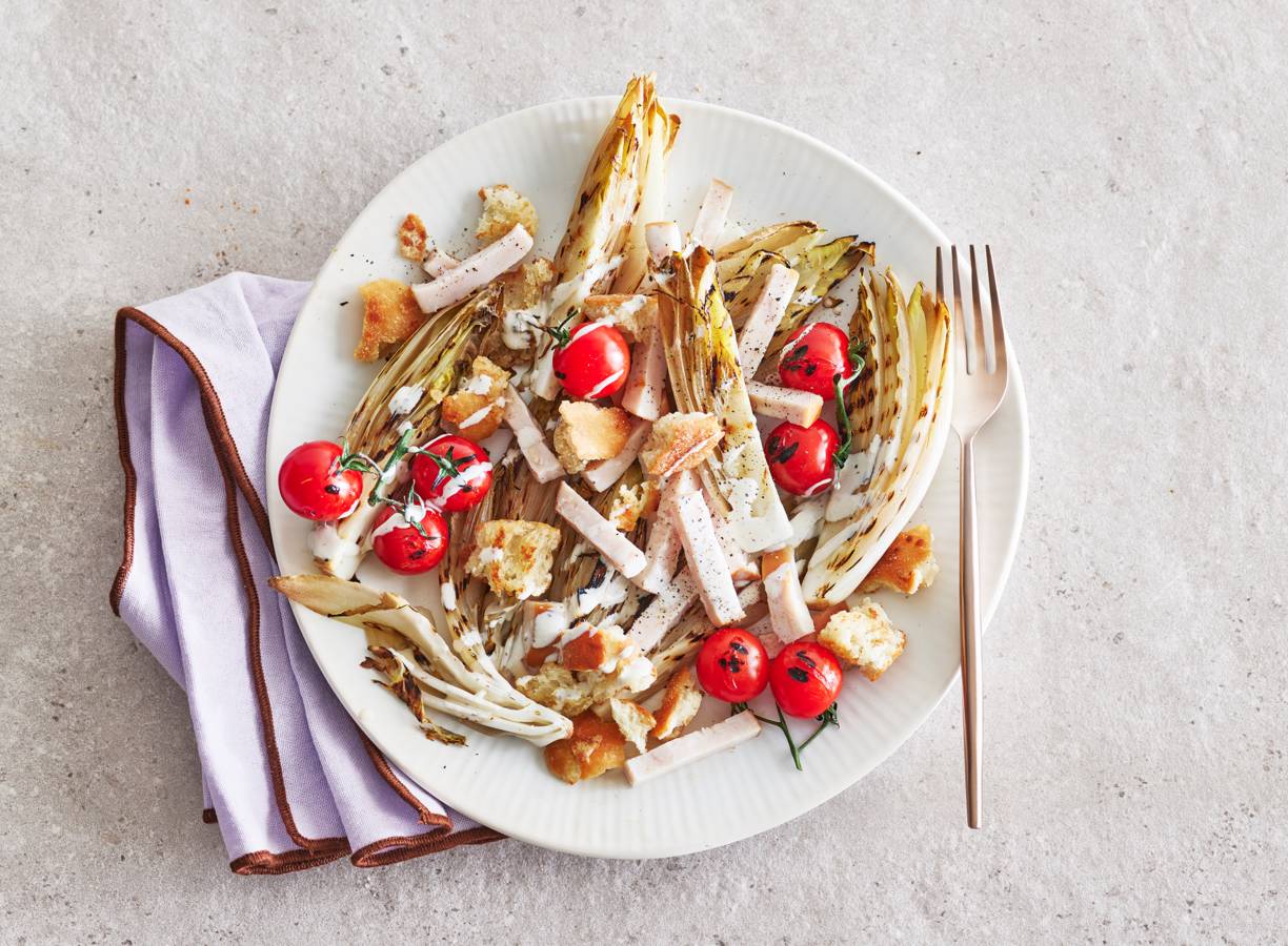 Gegrilde-witlofsalade met gerookte kip en kaascroutons