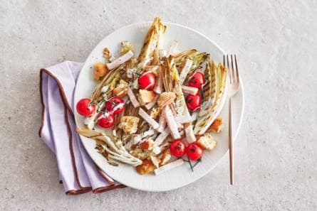 Gegrilde-witlofsalade met gerookte kip en kaascroutons