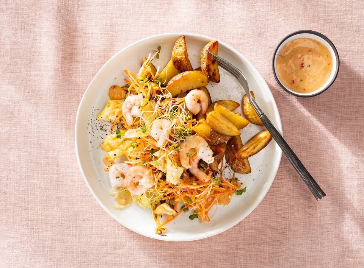 Geroosterde spitskoolsalade met garnalen en aardappeltjes