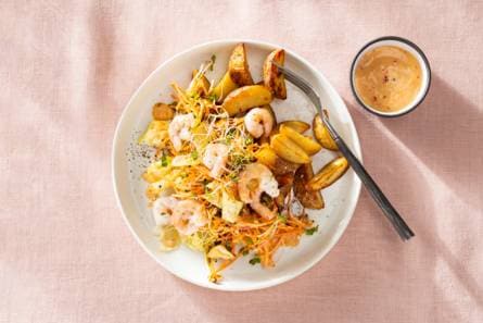 Geroosterde spitskoolsalade met garnalen en aardappeltjes