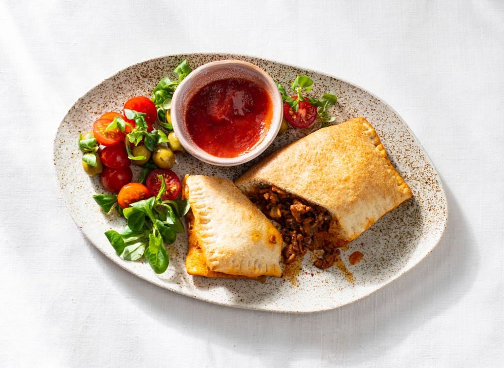 Gevulde pizzabroodjes met tomatensalade