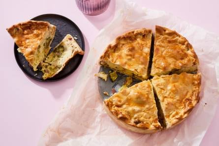 Hartige taart met broccoli en bloemkool