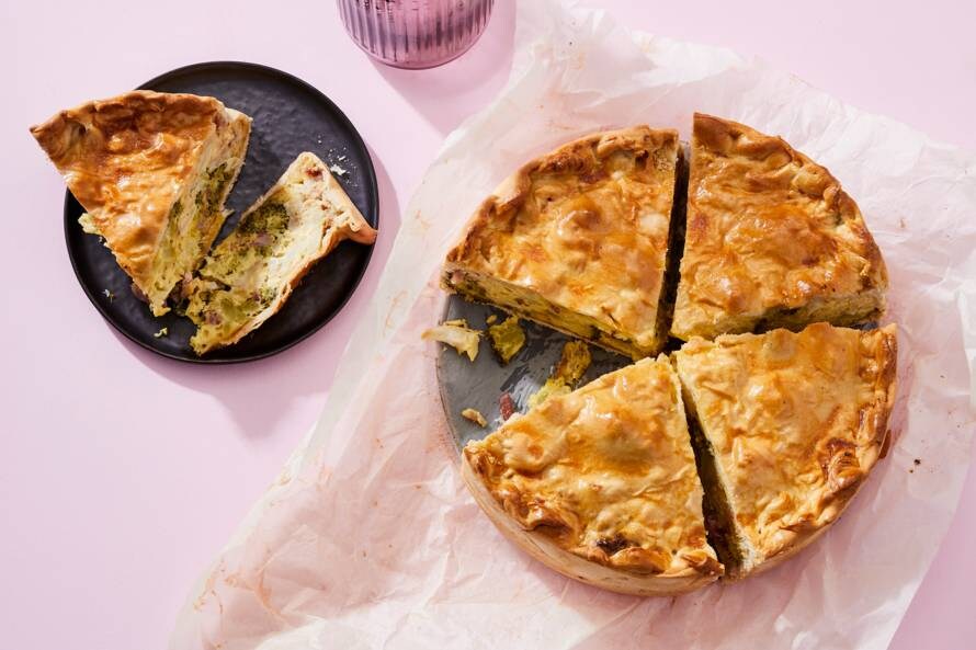 Hartige taart met broccoli en bloemkool