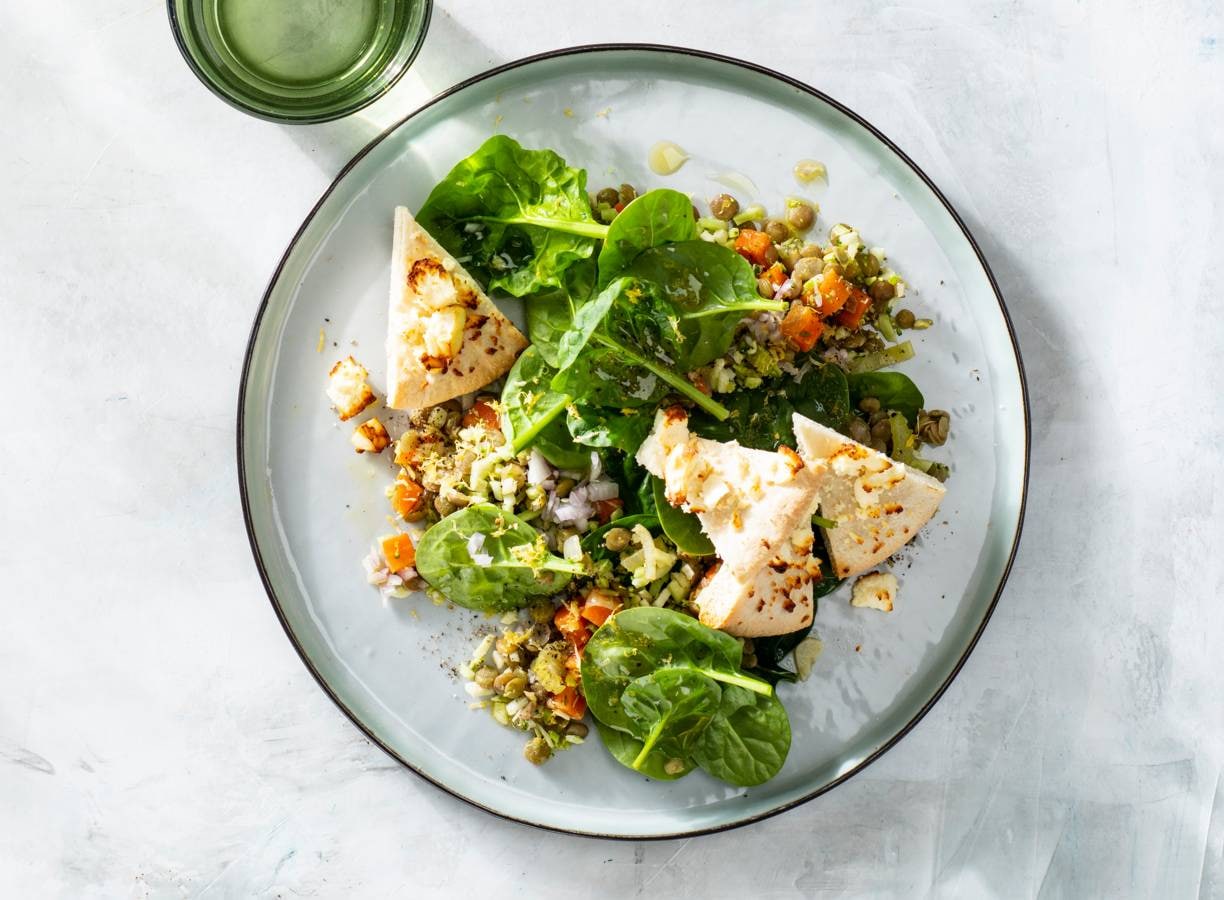 Linzensalade met spinazie en pitakaaspuntjes