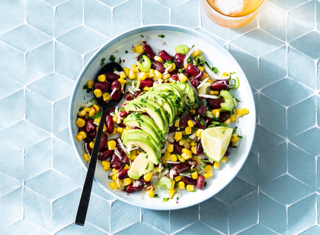 Mexicaanse bonensalade met mais, avocado en honing-jalapenodressing