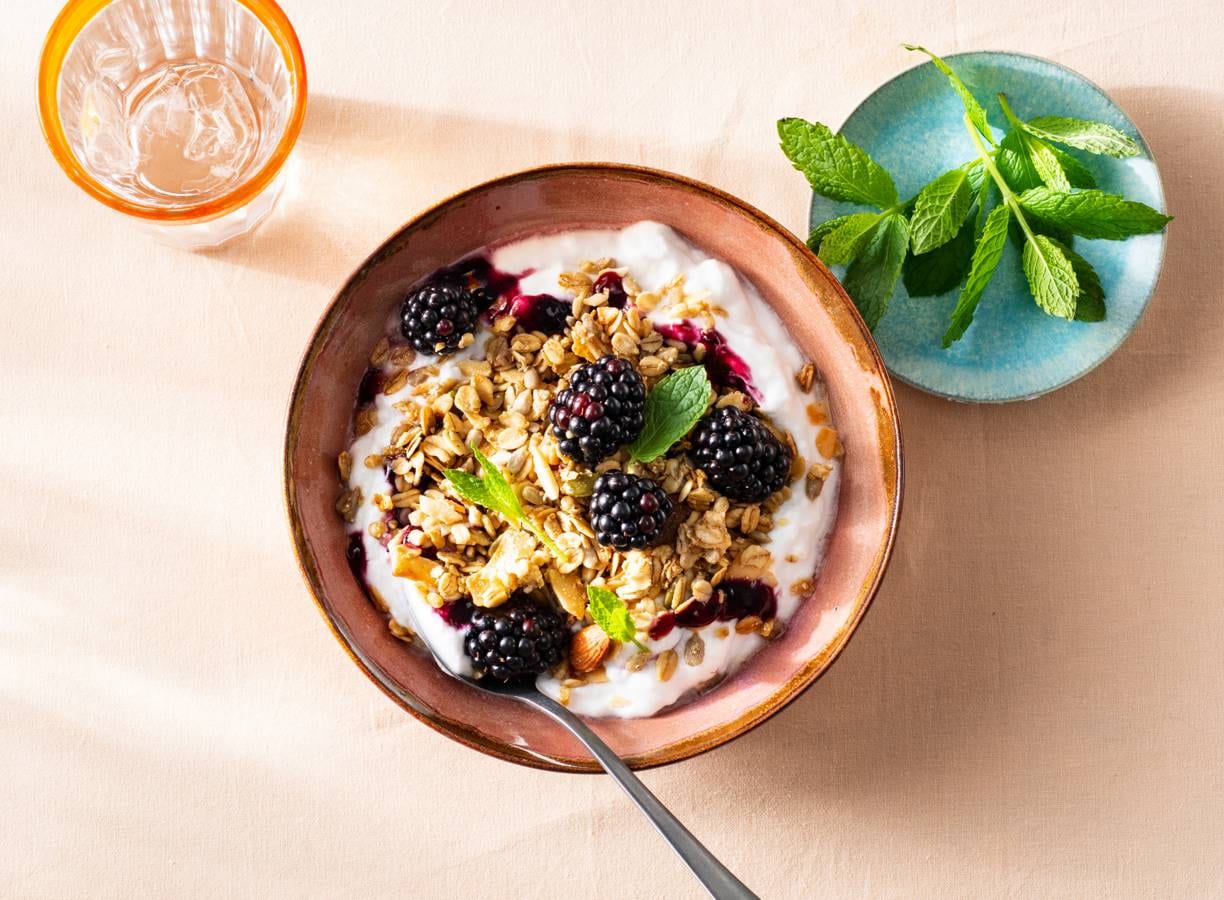 Ontbijtbowl Met Bramen En Granola Recept Allerhande Albert Heijn