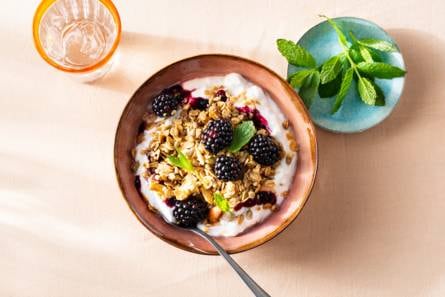 Ontbijtbowl met bramen en granola (advertorial)